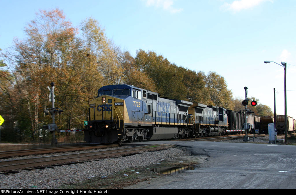 CSX 7728 leads a train southbound (compass west)